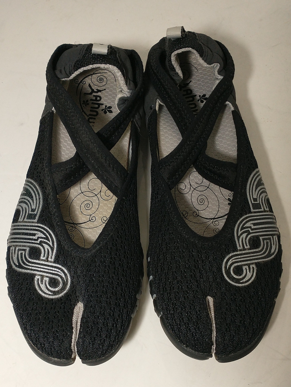 Ahnu Yoga Split Cross Training Shoe, Split Toe (Tabi Like), Black, Size 8.5, Run